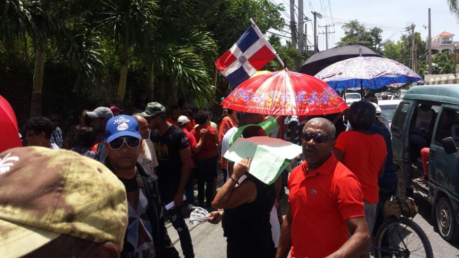 Comerciantes de Boca Chica se quejan de largas tandas de apagones