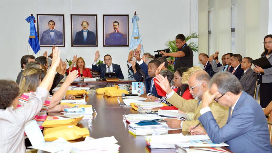 Educación contratará a más de 4 mil docentes para el próximo año escolar