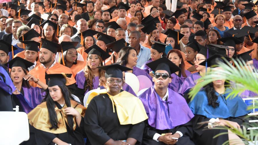 UASD inviste a 978 nuevos profesionales en distintas áreas