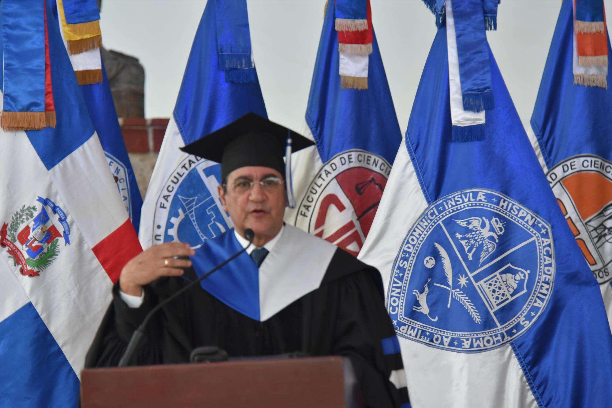 El rector de la UASD, Iván Grullón, durante su discurso.