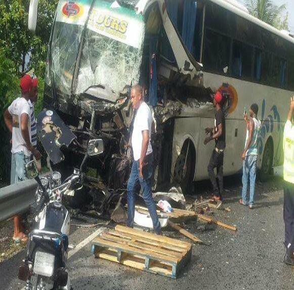 Accidente entre patana y autobús deja al menos nueve heridos