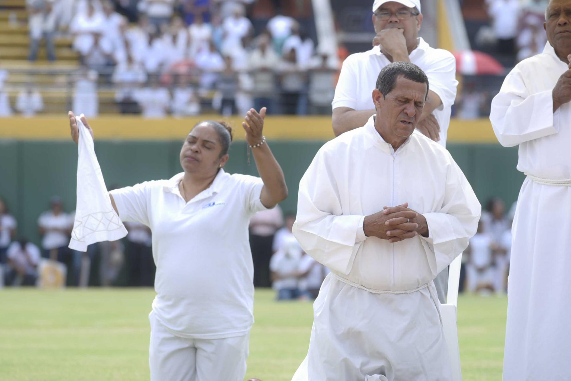 Feligreses participan en la homilía del día de Corpus Cristhi celebrado en el Estadio Cibao.