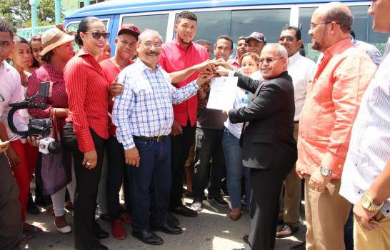 Gobierno dona cuatro autobuses a estudiantes San Cristóbal y Puerto Plata