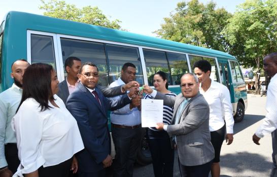 Gobierno dona cuatro autobuses a estudiantes San Cristóbal y Puerto Plata