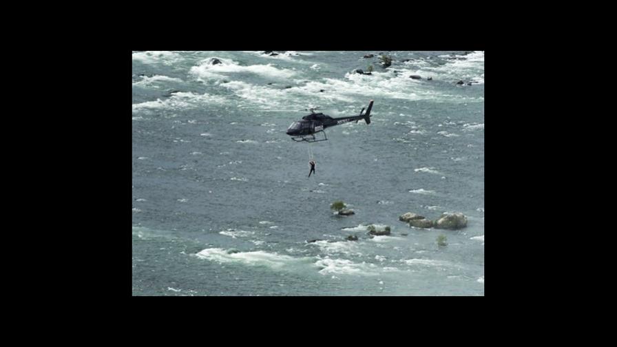Equilibrista se cuelga de los dientes sobre las cataratas del Niágara 