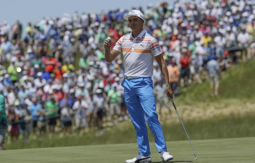 US Open de golf lo lidera Rickie Fowler, después de un día considerado de extremos