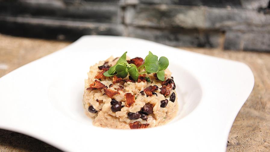 Risotto de habichuelas negras, tocineta y cilantro