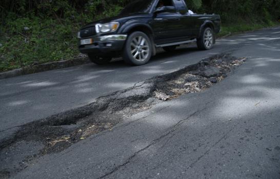 Obras Públicas repara carretera Casabito-Constanza