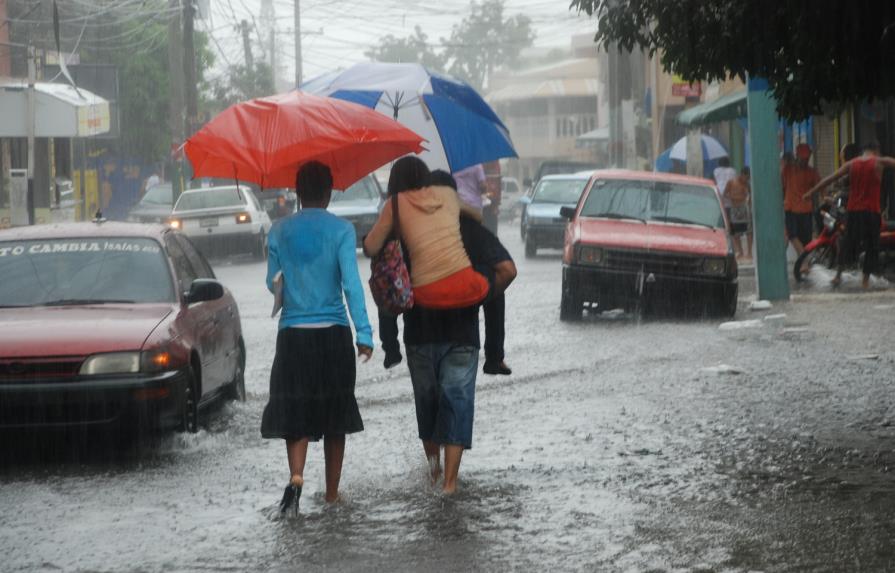 Una débil onda tropical causará lluvias dispersas 
