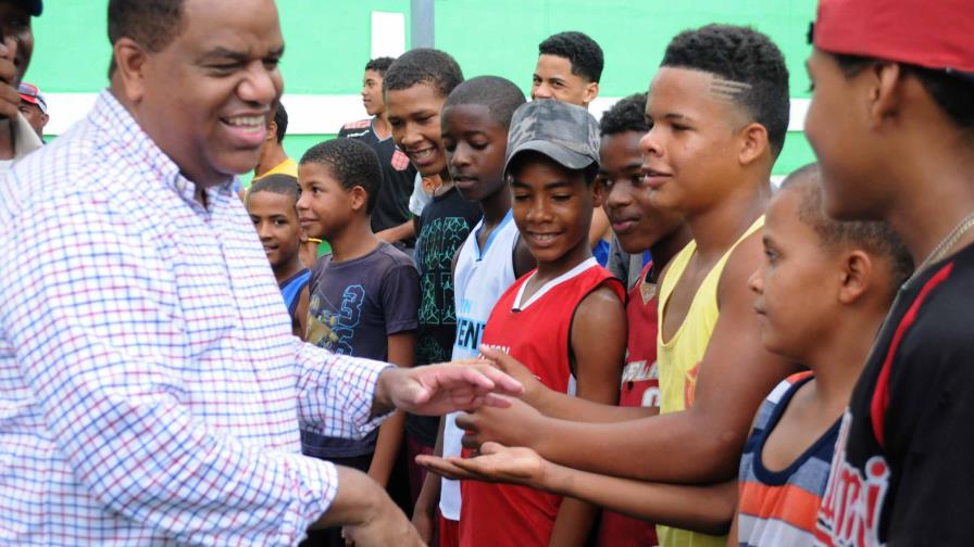 Dan inicio al programa “Vamos hacia allá” con el fin de remodelar varias canchas