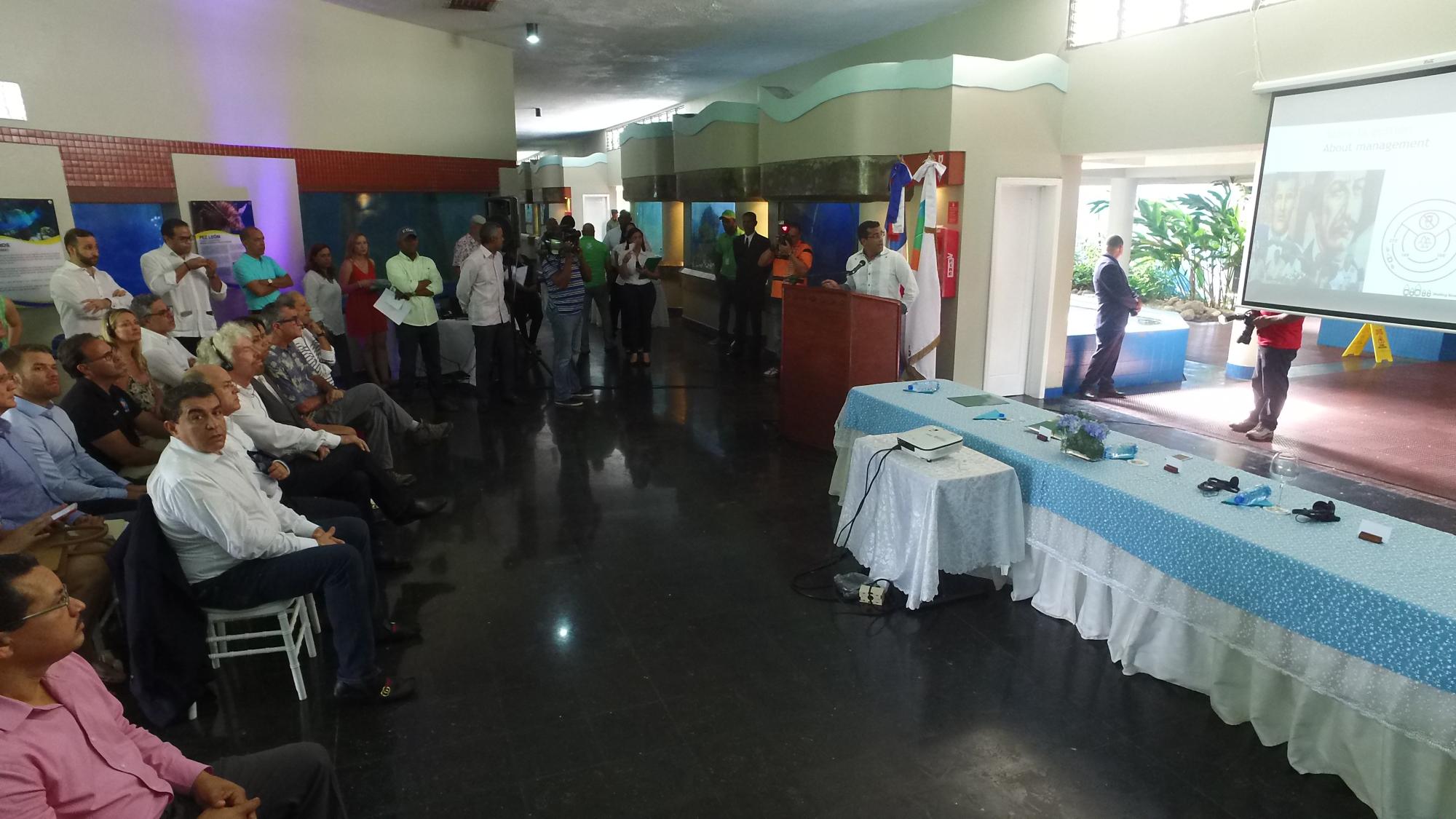 El biólogo de ANAMAR, Omar Shamir Reynoso expone sobre las ballenas jórobadas.