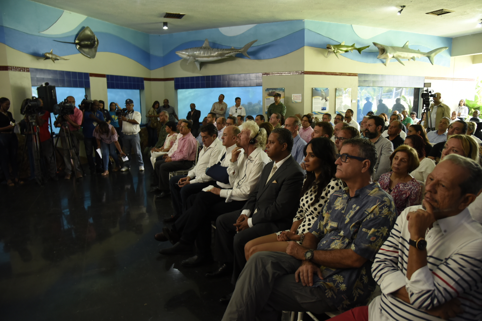 Invitados y prensa durante al actividad.