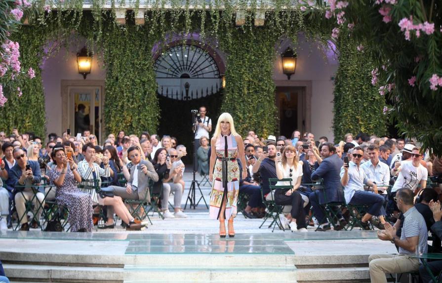 Versace celebra sus iconos en colección deportiva y Armani se empapa de Japón
