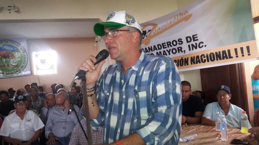 Productores solicitan a Danilo que intervenga el Consejo de la Leche Productores solicitan a Danilo que intervenga el Consejo de la Leche