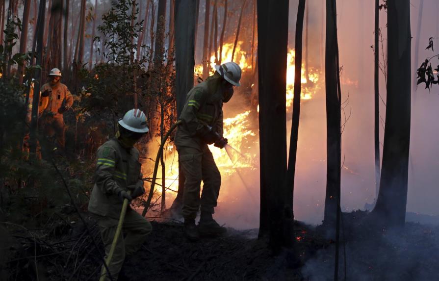 Portugal lucha por controlar el incendio más mortífero de su historia