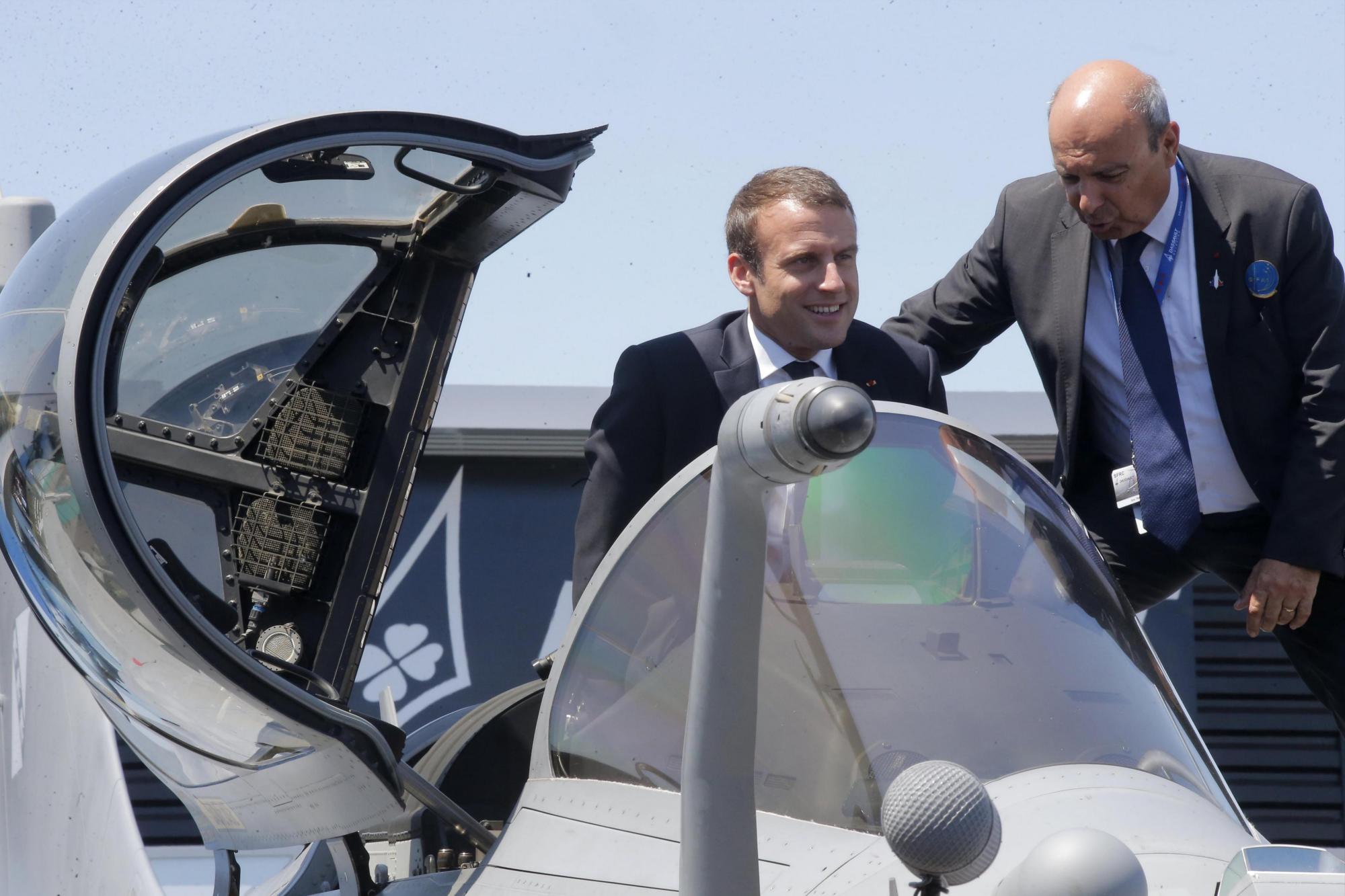 Macron en avión de combate 