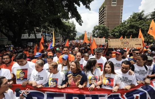 Centenares de venezolanos se manifiestan en favor y en contra de la fiscal