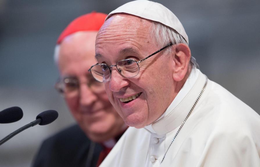 El papa critica a los padres que “compiten” con sus hijos en parecer jóvenes