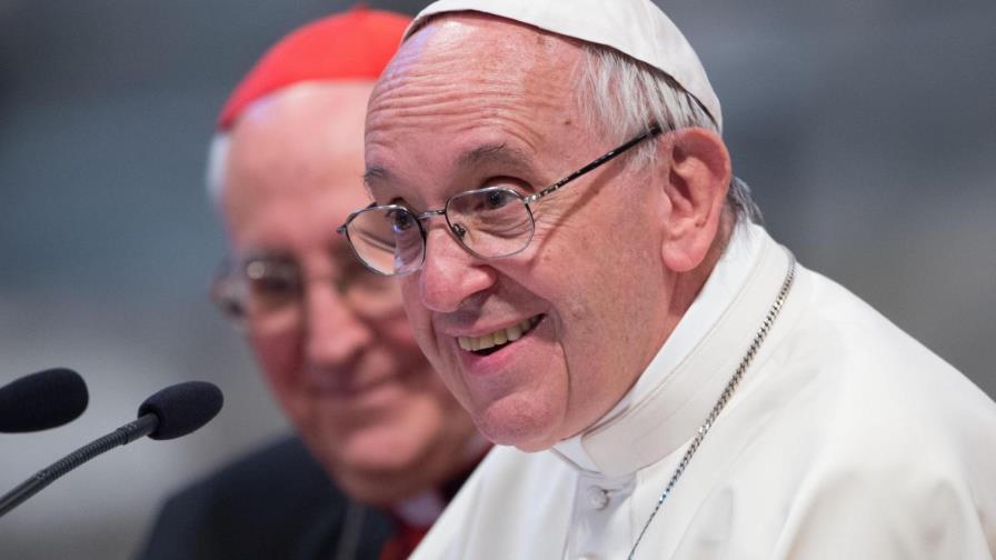 El papa critica a los padres que “compiten” con sus hijos en parecer jóvenes