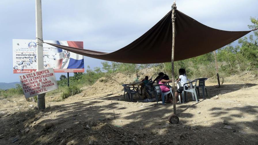 Montan vigilia en demanda de centros educativos en sector de Santiago