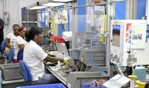 Manufactura local incluye a m&aacute;s mujeres, pero ganan hasta 26 % menos que los hombres