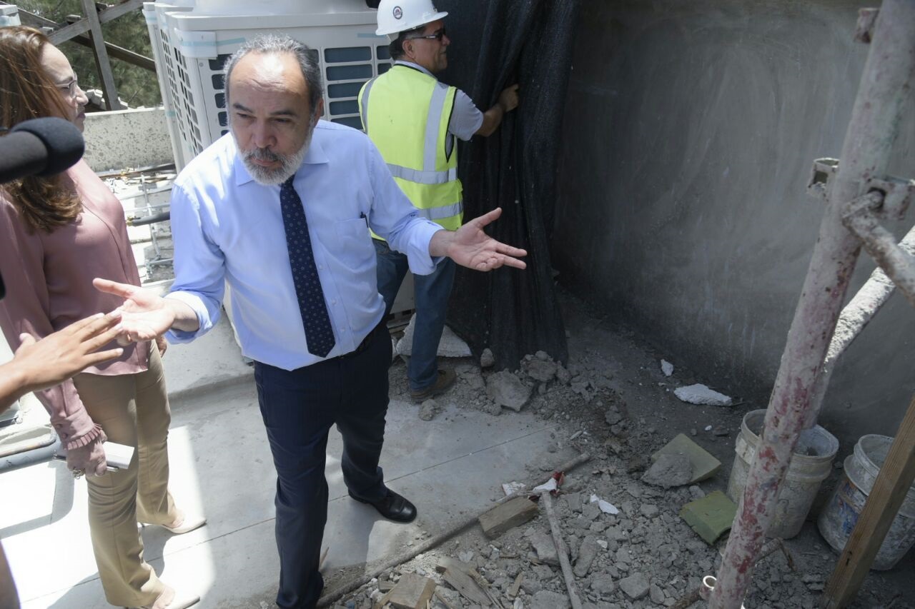 El director de la Oficina de Ingenieros Supervisores de Obras del Estado (OISOE), Francisco Pagán Rodríguez, muestra a los periodistas los trabajos que se hacen para remodelar el Hospital Regional Universitario José María Cabral y Báez.