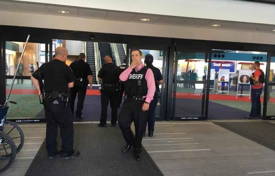 Evacuan un aeropuerto en Michigan tras el ataque a un policía estadounidense