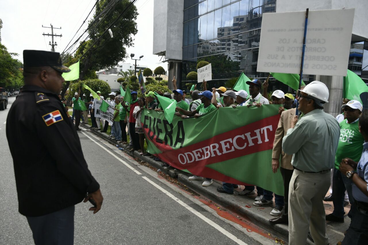 Vista de miembros del Movimiento Marcha Verde durante una manifestación frente a las oficinas de la empresa Odebrecht hoy, 21 de junio de 2017.