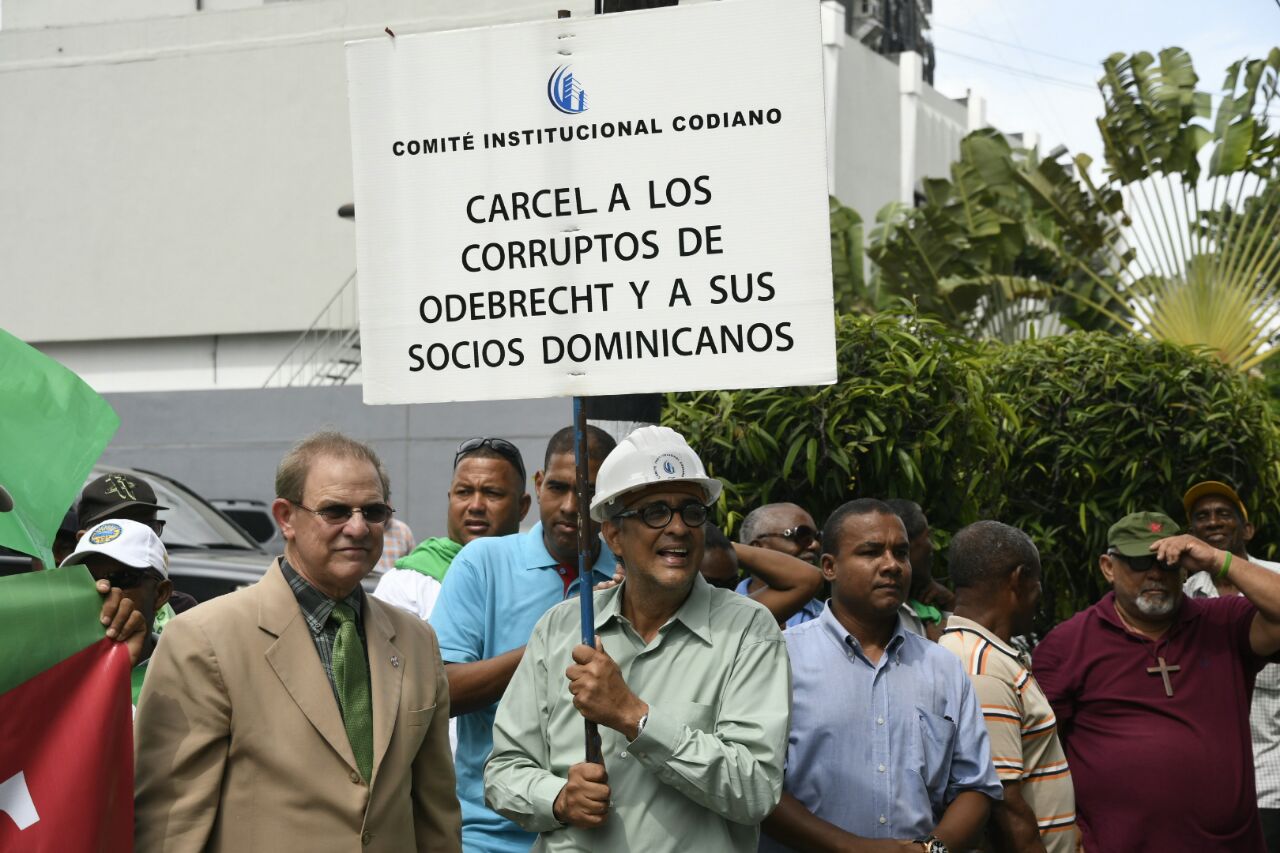 Vista de miembros del Movimiento Marcha Verde durante una manifestación frente a las oficinas de la empresa Odebrecht hoy, 21 de junio de 2017.
