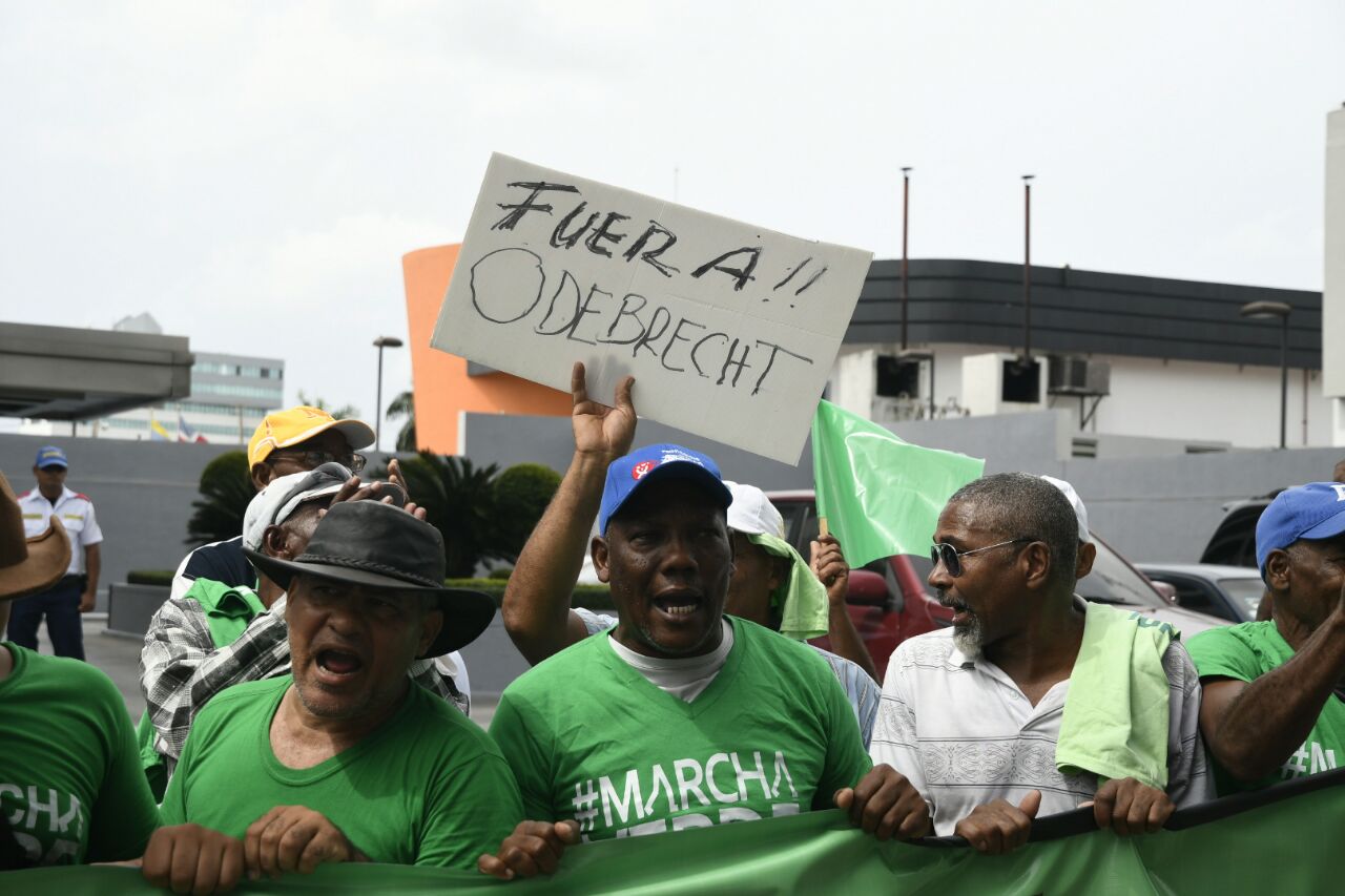 Vista de miembros del Movimiento Marcha Verde durante una manifestación frente a las oficinas de la empresa Odebrecht hoy, 21 de junio de 2017.