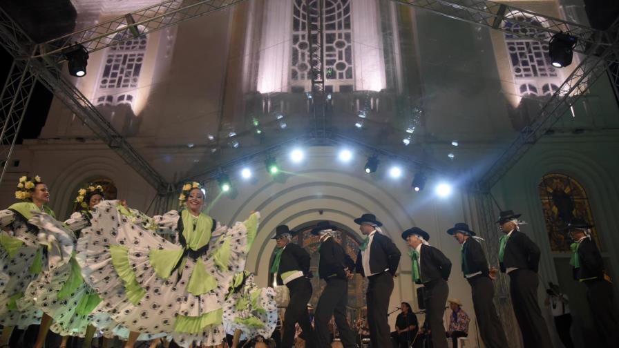 Ballet Folklórico actúa en Moca