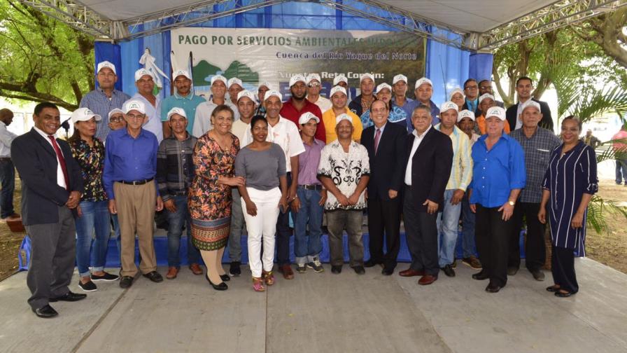 Medio Ambiente, CORAASAN y EGEHID pagan a campesinos por servicios ambientales hídricos