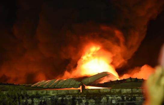 Fuego afecta fábrica de plásticos en la Zona Industrial de Haina