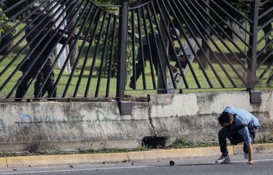 Imágenes captan el momento en que joven muere por disparos de guardia venezolana