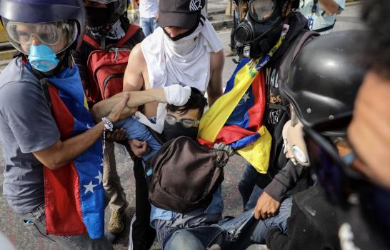 Imágenes captan el momento en que joven muere por disparos de guardia venezolana