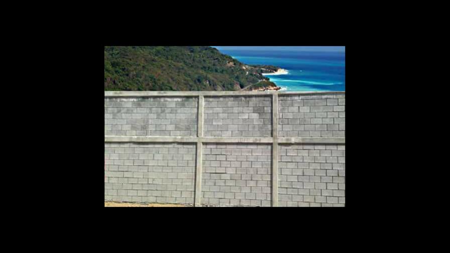 ¿Quién levanta un muro en Barahona que obstaculiza vista al mar?