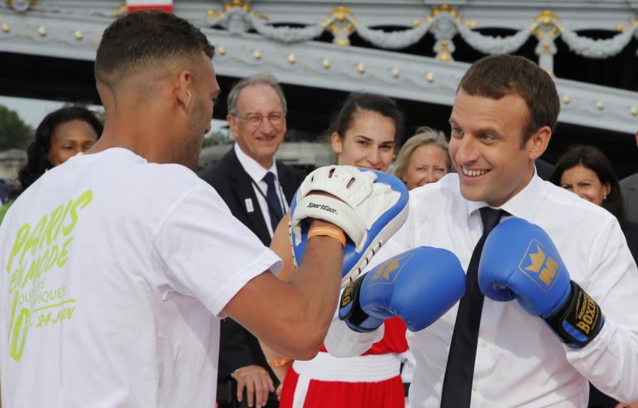 Presidente de Francia juega tenis y promueve candidatura olímpica