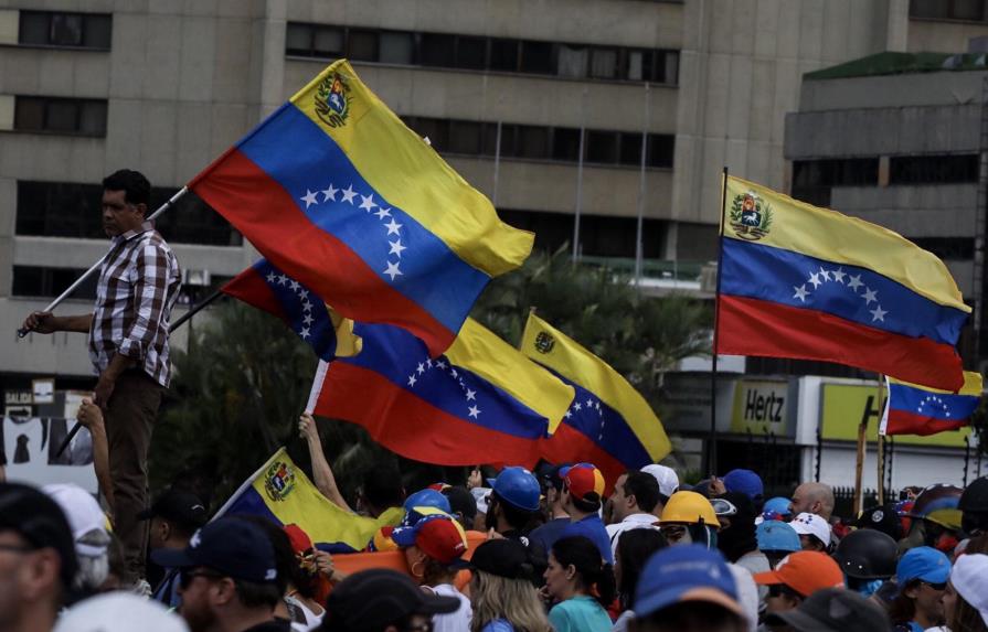 Oposición pide a FFAA defender al pueblo y Maduro reitera denuncias de golpe