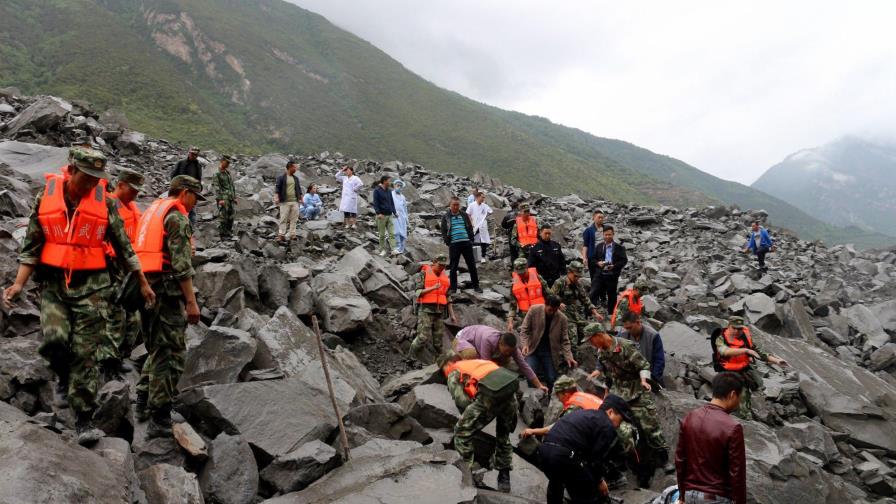 Deslizamiento de tierra deja 15 muertos y más de 100 desaparecidos en China
