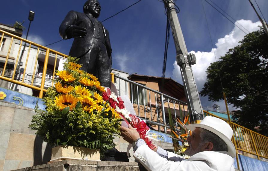 Medellín recuerda a Gardel con tangos y flores, 82 años después de su muerte