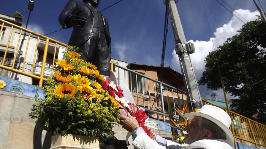 Medellín recuerda a Gardel con tangos y flores, 82 años después de su muerte