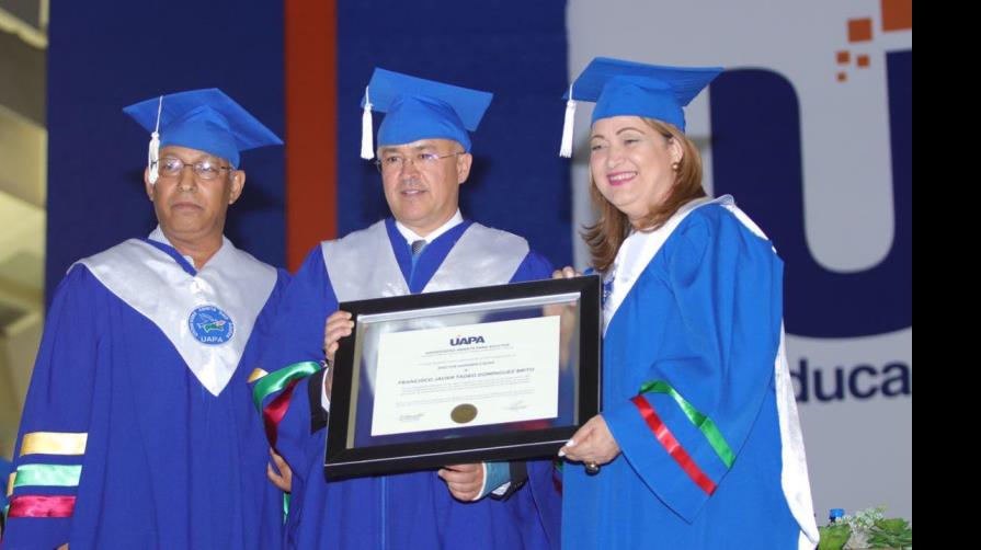 Domínguez Brito recibe doctorado honoris causa por su trabajo como servidor público 