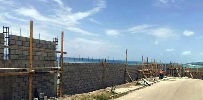 Medio Ambiente revisa los permisos para una pared de hotel en Barahona