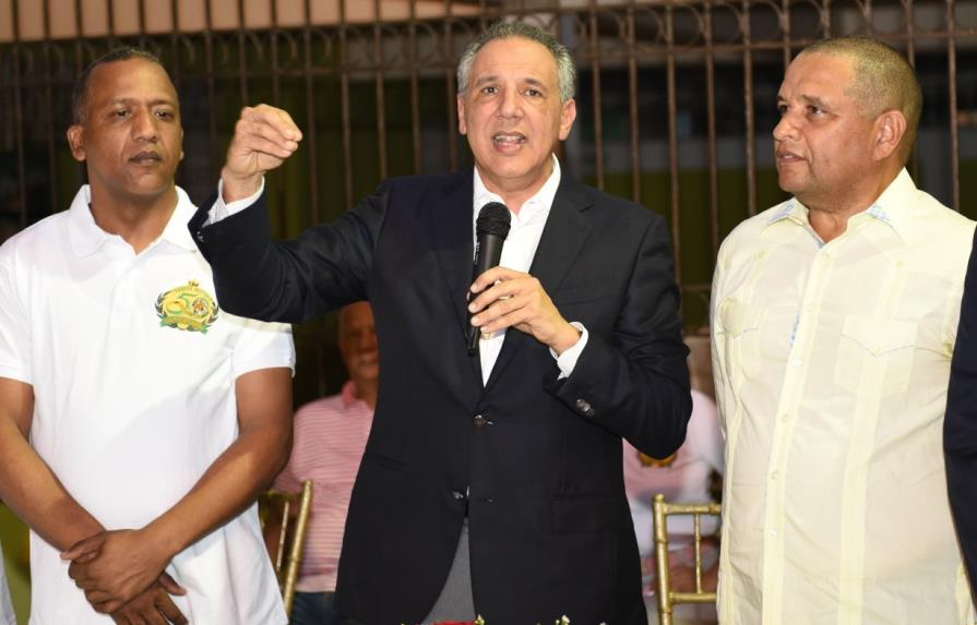 Club Hostos reconoce a Ministro Administrativo de la Presidencia