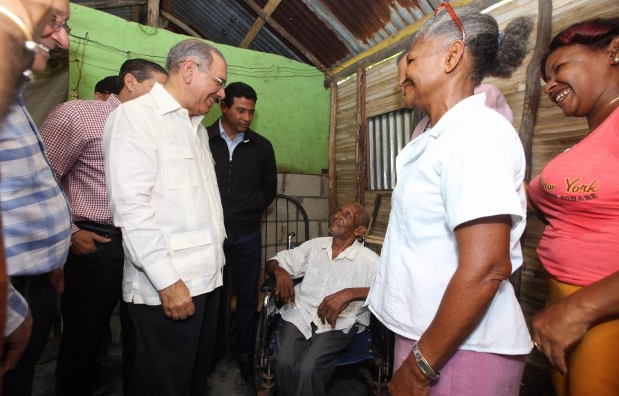Presidente Medina visita dominicano de 117 años 