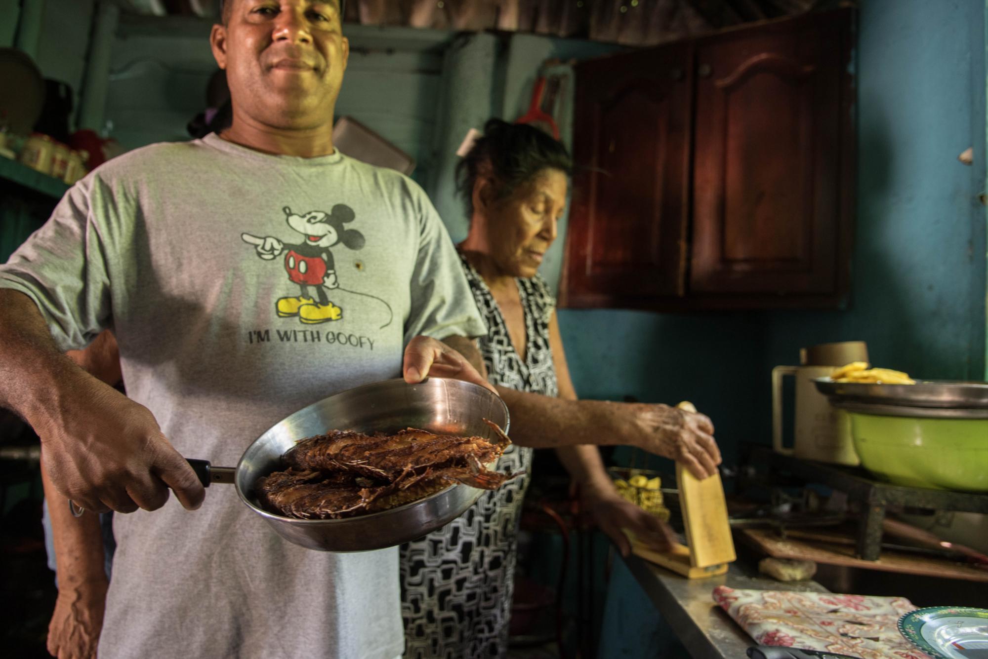 Peces loro fritos y listos para comerse.