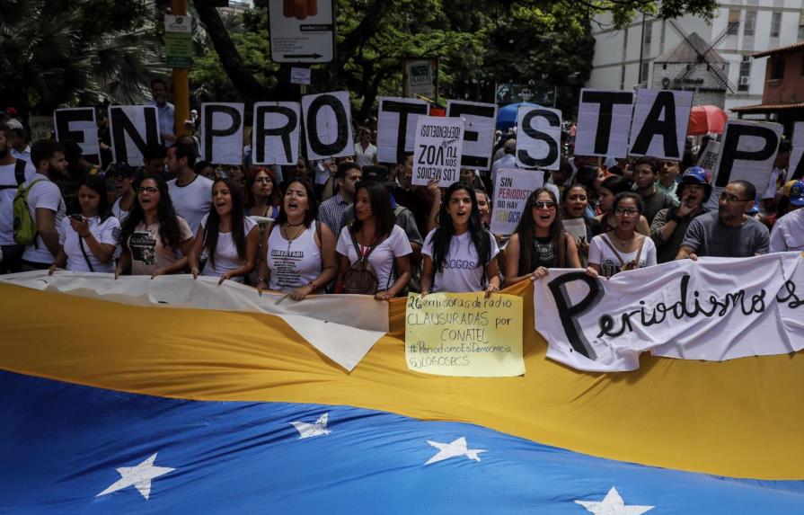 Periodistas venezolanos marchan por la libertad de expresión 