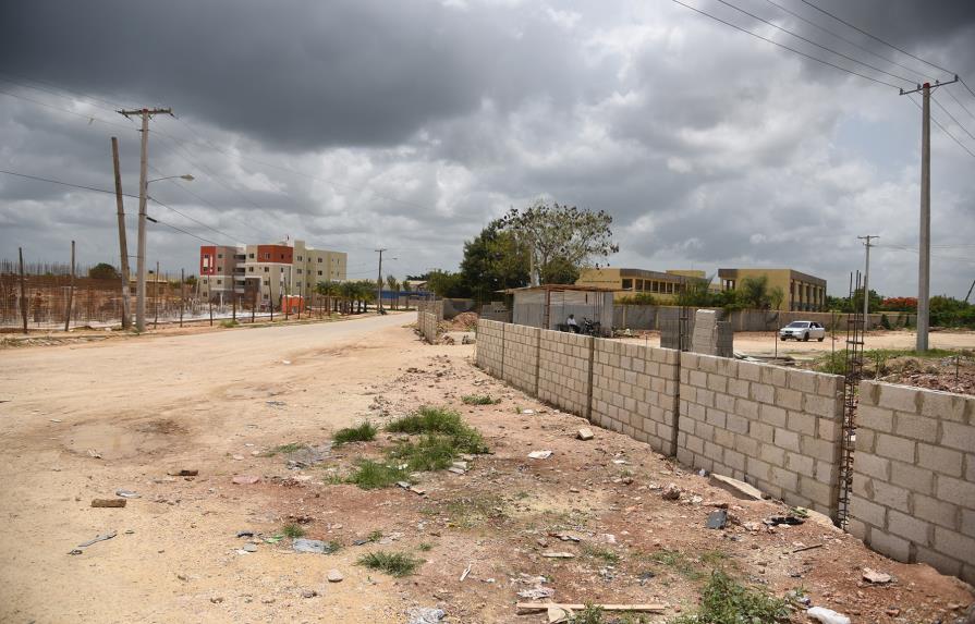Construyen pared en Avenida Ecológica que impide paso a Ciudad Juan Bosch