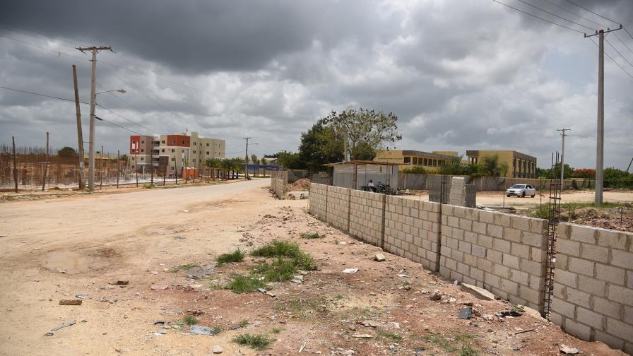 Construyen pared en Avenida Ecológica que impide paso a Ciudad Juan Bosch