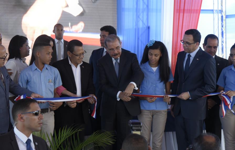 Presidente Medina entrega dos centros educativos en Sánchez Ramírez